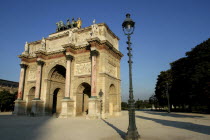 Angled view of the Arc de Triomphe du Carrousel triumphal arch