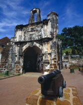 Porto de Santiago ruined gateway and cannon of Portuguese fort.