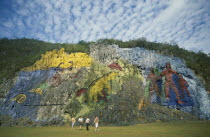 Mural de la Prehistoria.  Painting by Leovigildo Gonzales depicting evolution from amonites to homo sapiens.