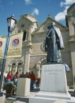 St Francis Cathedral with staue of J B Lamy in the foreground