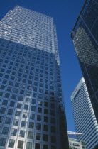 Canary Wharf. Partial view oif the tower at 1 Canada Square.