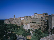 Built on cliffs above Lente Valley with caves made during etruscan era.