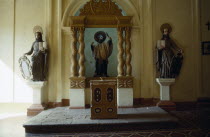 Bom Jesus Church interior wth St Francis Xavier statue