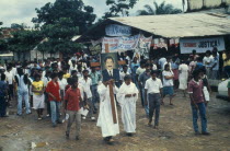 The funeral of Chico Mendes  prosession of people with his portrait on a cross. Brasil