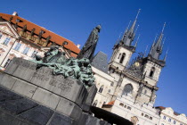 Memorial to the religious reformer and Czech hero Jan Hus by artist Ladislav Saloun in front of the Church of Our Lady before Tyn and the Rococo style Kinsky Palace in the Old Town SquarePraha Ceska...