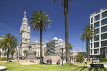 Plaza Independencia with Palacio Salvo in the background.Latin AmericaUruguaySouth AmericaTravelTourismHolidaysMontevideoUrbanPalacio SalvoLandmarkAmerican Hispanic Latino