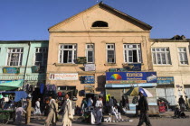 Street scene alongside the Kabul river