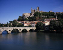 Beziers.  City view with the Cathedral St-Nazaire on steep hill above the Pont-Vieux arched bridge across the River Orb.