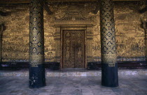 Wat Mai Suwamaphumaham. Ornate gold doorway