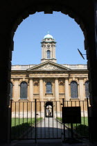 The Queens College  seen through entrance arch and gateway.Oxford  UK  High street  Queens  Queens  College  university  Colleges  Oxbridge  building  stone  Europe  European  Oxfordshire  United Kin...