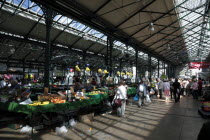 St Georges Market on a busy friday morning  busy with shoppers. Stalls selling fruit and vegetables.Beal Feirste Eire European Irish Northern Northern Europe Republic Ireland Poblacht na hEireann Imm...