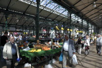 St Georges Market on a busy friday morning  busy with shoppers. Stalls selling fruit and vegetables.Beal Feirste Eire European Irish Northern Northern Europe Republic Ireland Poblacht na hEireann Imm...