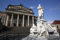 Germany, Berlin, Gendermenmarkt, Schiller Monument with the concert hall in the background to the left. 