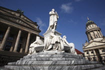 Germany, Berlin, Gendermenmarkt, Schiller Monument with the concert hall to the left and the Franzosischer  Dom to the right.