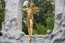 Austria, Vienna, Statue of Johann Strauss in the Stadt Park.