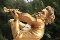 Austria, Vienna, Statue of Johann Strauss in the Stadt Park.