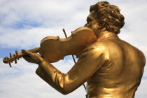 Austria, Vienna, Statue of Johann Strauss in the Stadt Park.