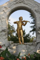 Austria, Vienna, Statue of Johann Strauss in the Stadt Park.