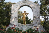 Austria, Vienna, Statue of Johann Strauss in the Stadt Park.