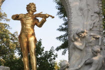 Austria, Vienna, Statue of Johann Strauss in the Stadt Park.