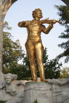 Austria, Vienna, Statue of Johann Strauss in the Stadt Park.