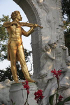 Austria, Vienna, Statue of Johann Strauss in the Stadt Park.