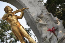 Austria, Vienna, Statue of Johann Strauss in the Stadt Park.