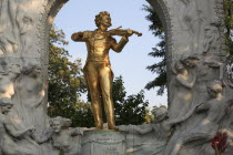 Austria, Vienna, Statue of Johann Strauss in the Stadt Park.