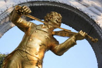 Austria, Vienna, Statue of Johann Strauss in the Stadt Park.