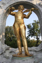 Austria, Vienna, Statue of Johann Strauss in the Stadt Park.