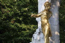 Austria, Vienna, Statue of Johann Strauss in the Stadt Park.