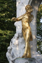 Austria, Vienna, Statue of Johann Strauss in the Stadt Park.