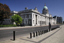 Ireland, County Dublin, Dublin City, the Custom House, general view of the faade with Irish financial services centre in the distance.