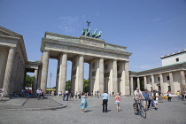 Germany, Berlin, Mitte, Brandenburg Gate in Pariser Platz.