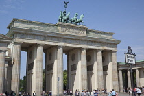 Germany, Berlin, Mitte, Brandenburg Gate in Pariser Platz.