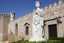 Spain, Castilla La Mancha, Toldeo, Statue of Isabella outside the walls.