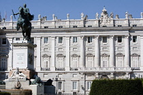 Spain, Madrid, Statue of Philip IV to the left with the Palacio Real in the background.