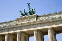 Germany, Berlin, Mitte, Brandenburg Gate or Bransenburger Tor in Pariser Platz leading to Unter den Linden and the Royal Palaces with the Quadriga of Victory on top. The only remaining of the original...