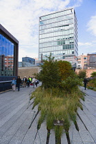 USA, New York, Manhattan, people walking on the High Line linear park on an elevated disused railroad spur called the West Side Line.