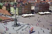 Poland, Warsaw, Old Town, Plac Zamkowy, King Sigismund III Column with crowds of tourists.