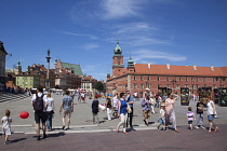 Poland, Warsaw, Old Town, Plac Zamkowy, King Sigismund III Column with crowds of tourists.