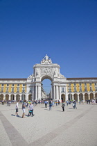 Portugal, Estremadura, Lisbon, Baixa, Praca do Comercio, Rua Augusta triumphal arch.