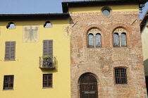 Italy, Lombardy, Soncino, houses.