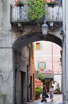 Italy, Lombardy, Lake Orta, arch & narrow streets of Orta San Giulio.