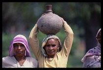 India, New Delhi, Woman with bowl on her head carrying Water near Hamyan s Tomb