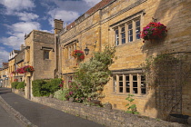 England, Gloucestershire, Moreton in Marsh, Typical Cotswolds streetscape.