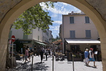 France, Provence-Alpes-Cote d'Azur, Antibes, Narrow street in the Old town with eople sat outside restaurants.