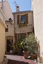 France, Provence-Alpes-Cote d'Azur, Antibes, Narrow street in the Old town.