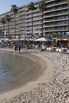 France, Provence-Alpes-Cote d'Azur, Antibes, Juan-les-Pins, People on sandy beach.