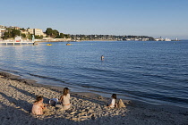 France, Provence-Alpes-Cote d'Azur, Antibes, Juan-les-Pins, People on sandy beach.